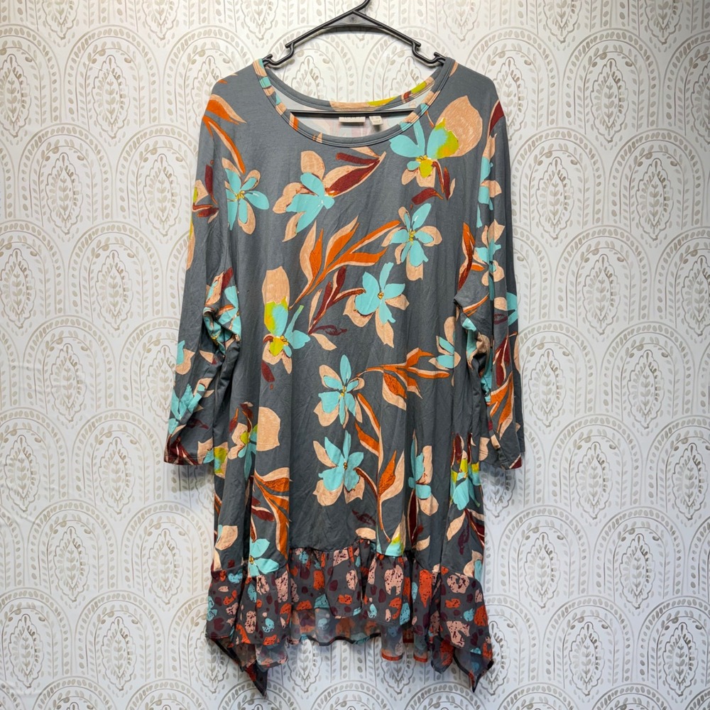 LOGO Lori Goldstein Tunic Women 3X Gray Floral Ruffle Sharkbite Hem 3/4 Sleeve